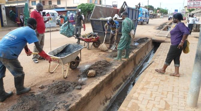 Alliance Waste Limited provided a compaction truck, while Decorbeld Limited provided tipper trucks to assist in conveying the refuse to the dumping site.